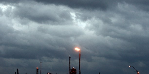 Des nuages sombres au-dessus d'une raffinerie pres de houston, au texas[reuters.com]