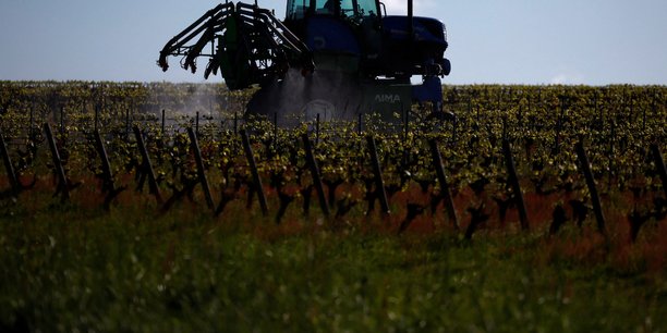 Un agriculteur francais conduit son tracteur pour pulveriser son champ a vallet, pres de nantes[reuters.com]
