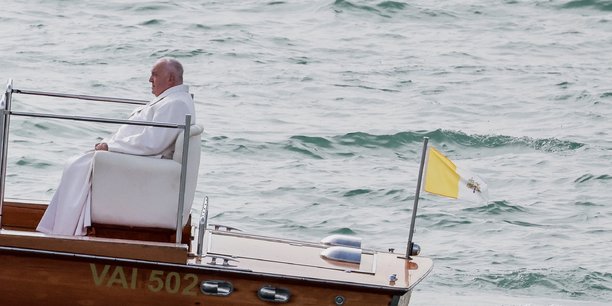 Le pape francois arrive en bateau pour une rencontre avec des jeunes sur la place devant la basilique santa maria della salute a venise[reuters.com]