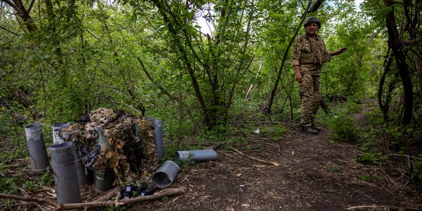 Un soldat ukrainien se tient pres de cartouches d'obus vides a la peripherie de chasiv yar, en ukraine[reuters.com]