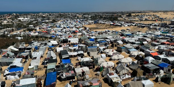 Des palestiniens deplaces, qui ont fui leurs maisons a cause des attaques israeliennes, s'abritent dans des tentes a rafah[reuters.com]