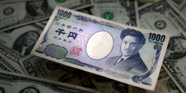 Photo d'archives: le yen japonais et le dollar americain[reuters.com]
