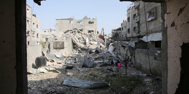 Des palestiniens inspectent le site d'une frappe israelienne a rafah[reuters.com]