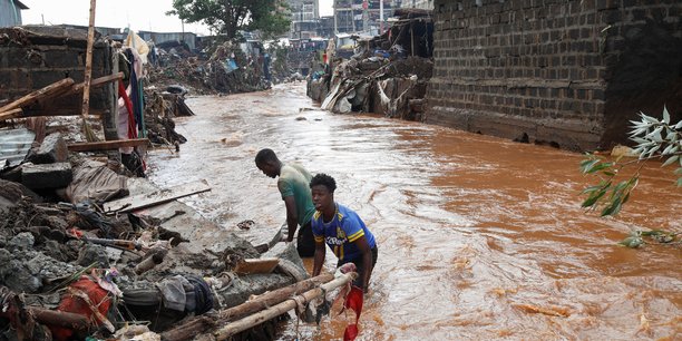 Les habitants de nairobi fouillent les decombres apres une inondation[reuters.com]