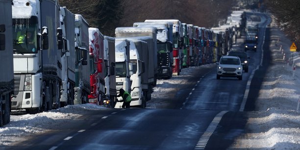 Photo d'archives: des camions font la queue pour traverser la frontiere polono-ukrainienne[reuters.com]