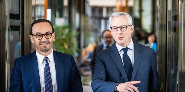 Le ministre délégué aux Comptes publics Thomas Cazenave et Bruno Le Maire (Economie) dans les couloirs de Bercy.