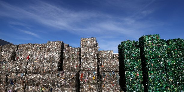 Une usine de recyclage de dechets plastiques[reuters.com]