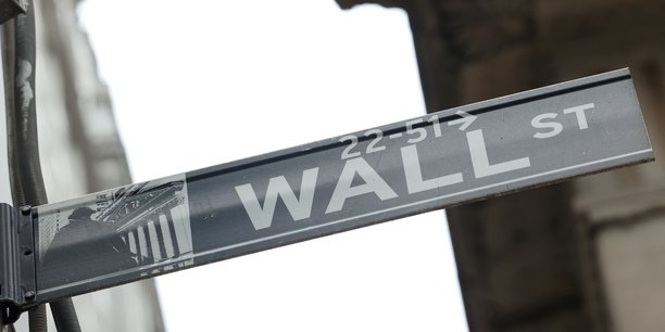 Un panneau wall street a l'exterieur de la bourse de new york[reuters.com]