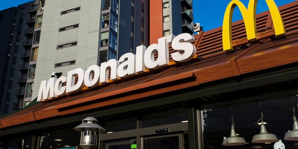 Le logo de mcdonald's sur la facade d'un restaurant a londres[reuters.com]