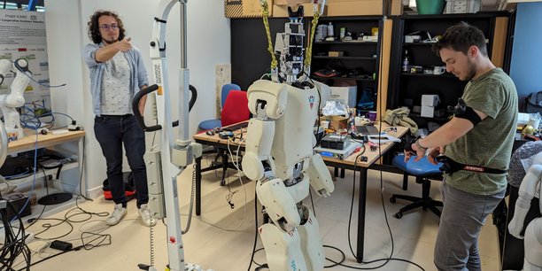 A Montpellier, cela fait plus de 35 ans que le LIRMM et son atelier de robotique font avancer la recherche, comme ce 18 avril 2024 où deux étudiants testent les fonctionnalités de leur robot.