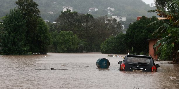 Une voiture se trouve dans les eaux en crue de la riviere taquari lors de fortes pluies dans la ville d'encantado dans le rio grande do sul[reuters.com]