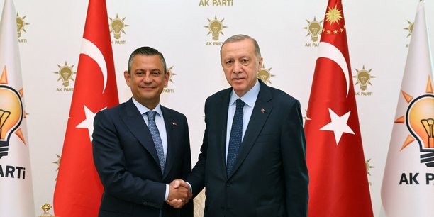 Le president turc tayyip erdogan rencontre le chef du parti republicain du peuple, ozgur ozel[reuters.com]