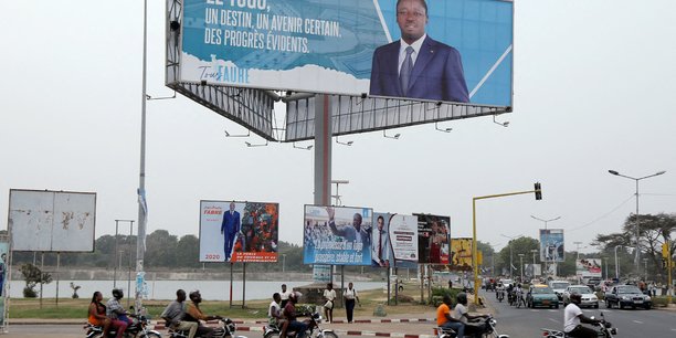 Un panneau d'affichage du president togolais faure gnassingbe dans une rue de lome[reuters.com]