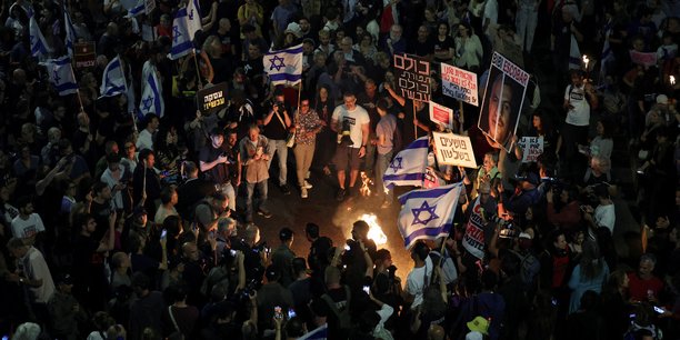 Des personnes participent a une manifestatio a tel aviv appelant a la liberation immediate des otages enleves lors de l'attaque du hamas le 7 octobre contre israel[reuters.com]