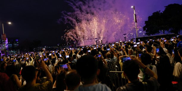 Photo des feux d'artifice au-dessus du port de victoria pour la semaine d'or de la fete du travail en chine[reuters.com]