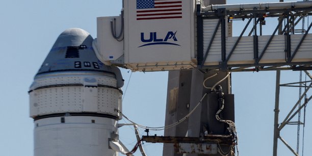 La capsule starliner de boeing, transportee par une fusee atlas v de united launch alliance, attend son premier vol d'essai habite vers la station spatiale internationale, a cap canaveral[reuters.com]