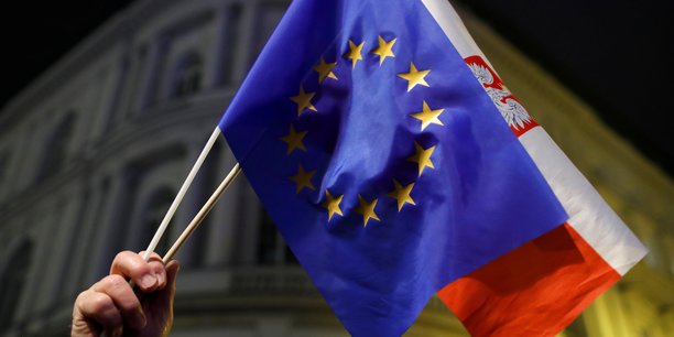 Les drapeaux de l'ue et de la pologne photographies lors d'une manifestation contre les reformes du systeme judiciaire polonais a varsovie[reuters.com]