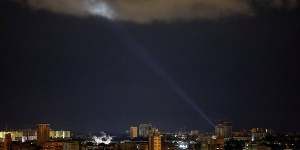 Des militaires ukrainiens utilisent un projecteur pour rechercher des drones russes dans le ciel de kiev[reuters.com]