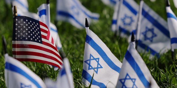 Des drapeaux israeliens et americains[reuters.com]