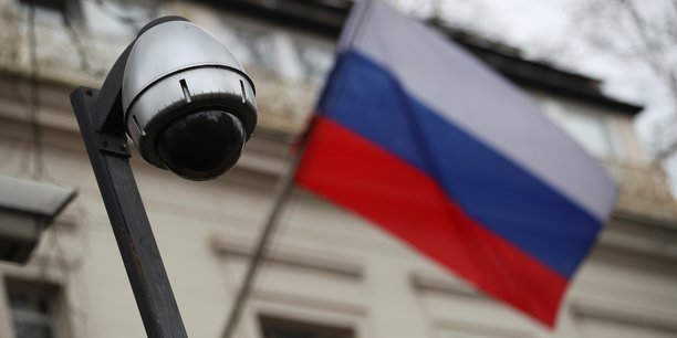 Un drapeau russe devant l'ambassade de russie a londres[reuters.com]