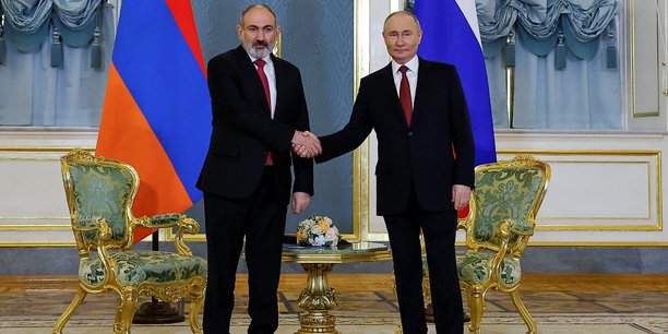 Le president russe vladimir poutine et le premier ministre armenien, nikol pashinyan, se serrent la main lors d'une reunion en marge du sommet de l'union economique eurasiatique  a moscou.[reuters.com]