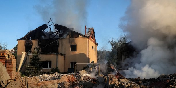 Une maison a ete frappee par une attaque de drones russes a kharkiv, en ukraine[reuters.com]
