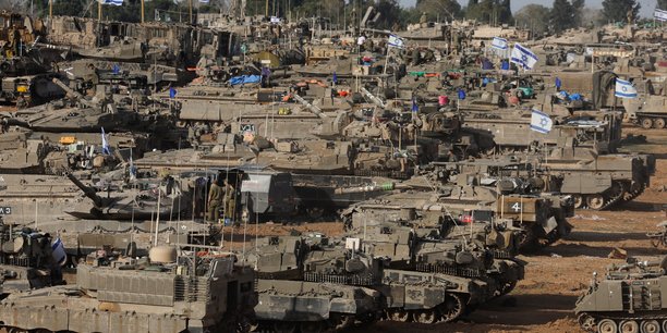 Des vehicules militaires israeliens sont apercus pres de la frontiere entre israel et gaza[reuters.com]