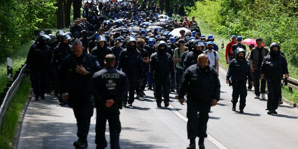 Des manifestants opposes a l'expansion de l'usine tesla a grunheide, pres de berlin[reuters.com]