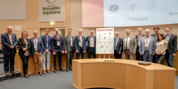 Les signataires de la lettre d'engagement vers le premier contrat d'achat groupé d'électricité en direct réunis le 14 mai au conseil régional de Nouvelle-Aquitaine.