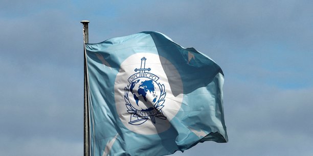 Un drapeau avec le logo d'interpol au siege de l'organisation a lyon[reuters.com]