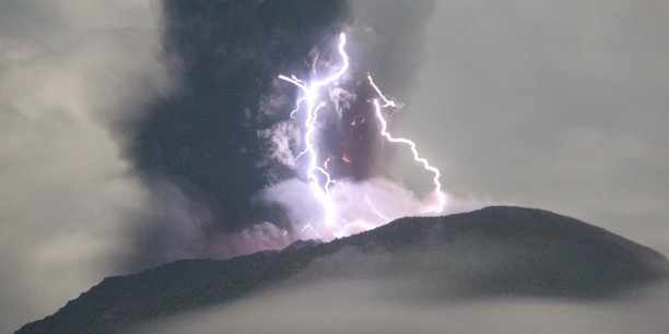 Photo d'un volcan qui est entre en eruption sur l'ile de halmahera, situee dans le nord-est de l'indonesie[reuters.com]
