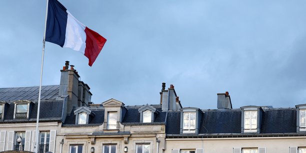 Photo d'un drapeau francais qui flotte au-dessus de l'entree du palais de l'elysee[reuters.com]