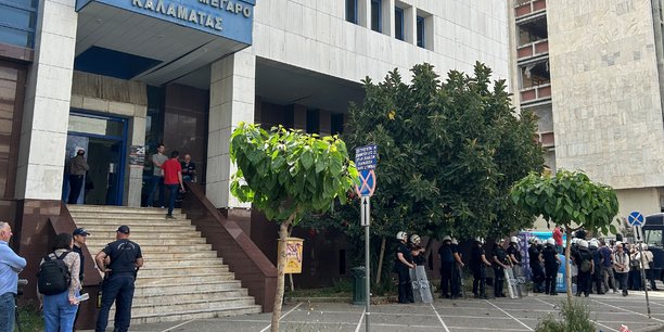 Des policiers montent la garde a l'exterieur d'un tribunal de la ville de kalamata lors du proces de neuf egyptiens accuses d'avoir provoque un naufrage au large de la grece en 2023[reuters.com]