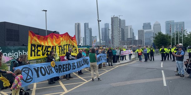 Des manifestants pour le climat protestent devant l'assemblee generale annuelle de shell a greenwich[reuters.com]