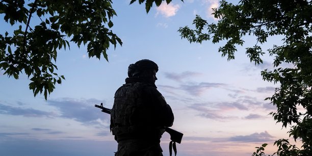 Un soldat ukrainien surveille une zone pres de la ville de vovchansk[reuters.com]