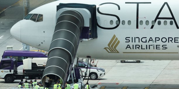 L'avion de singapore airlines, le vol sq321, stationne sur le tarmac apres un atterrissage d'urgence a l'aeroport de bangkok[reuters.com]