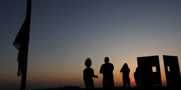 Des personnes regardent la bande de gaza depuis un point de vue a sderot[reuters.com]