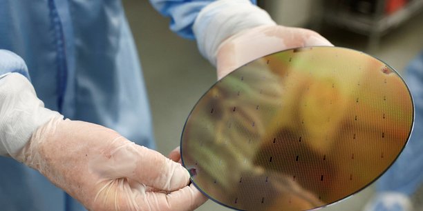 Une plaquette de silicium dans une usine de fabrication de puces informatiques[reuters.com]