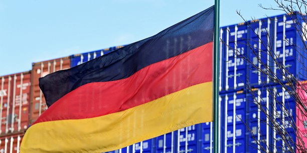Un drapeau allemand dans le port de hambourg[reuters.com]