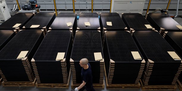 Un employe travaille dans une usine de panneaux solaires a carquefou pres de nantes[reuters.com]