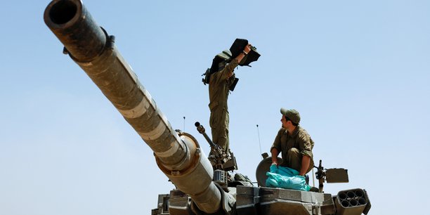 Des soldats israeliens dans un char pres de la frontiere entre israel et gaza[reuters.com]