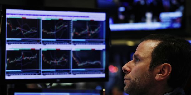 Un trader surveille son ecran a la bourse de new york[reuters.com]