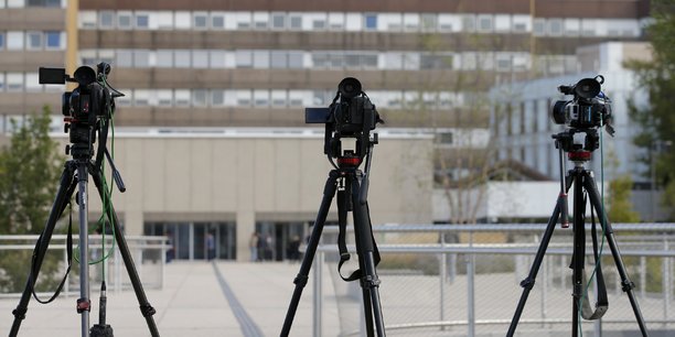 Cameras de television devant l'hopital hautepierre de strasbourg[reuters.com]