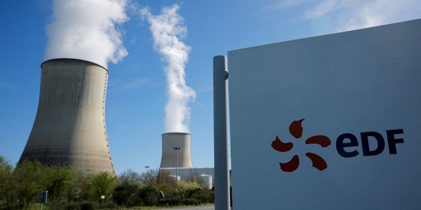 Photo d'archives: le logo d'edf devant les tours de refroidissement a l'entree du site de la centrale nucleaire a civaux[reuters.com]
