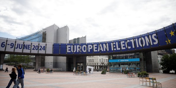 Un panneau annoncant les prochaines elections europeennes, au parlement europeen a bruxelles[reuters.com]
