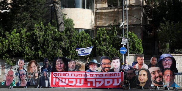 Des personnes participent a une manifestation a jerusalem[reuters.com]