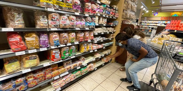 Des clients dans un supermarche de los angeles, etats-unis[reuters.com]