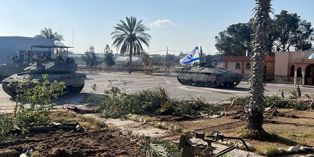 Photo d'archives: des vehicules militaires israeliens operent du cote gazaoui du passage de rafah[reuters.com]