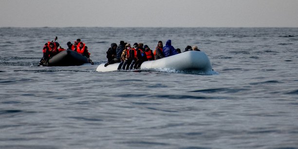 Photo d'archives: des migrants traversent la manche a bord de petites embarcations[reuters.com]