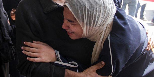 Une femme reagit a la suite d'une frappe israelienne dans la ville de gaza[reuters.com]